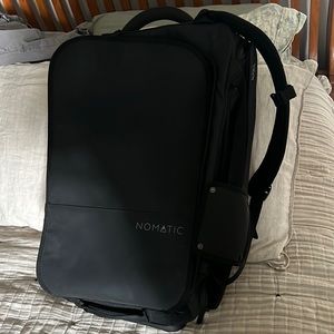 NOMATIC 37L TRAVEL BACKPACK LIKE NEW